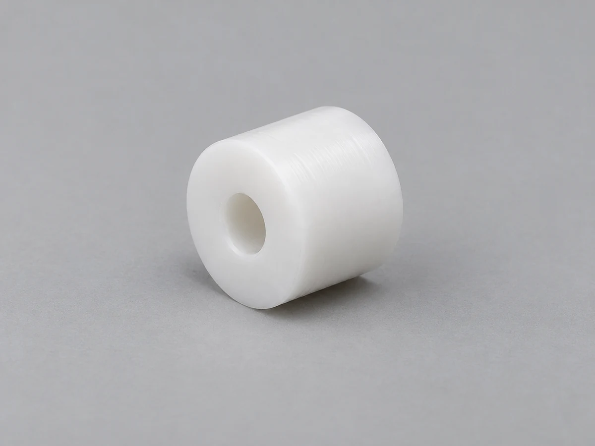 KI-generierte Illustration eines weißen zylindrischen Acetal-Abstandshalters mit einer kleinen Durchgangsbohrung
