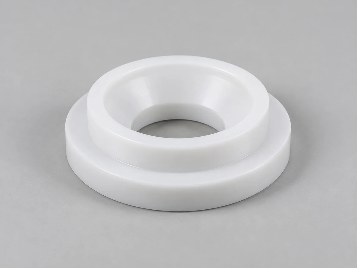 KI-generierte Illustration eines weißen PTFE-Ventilsitzes mit konischer Dichtfläche